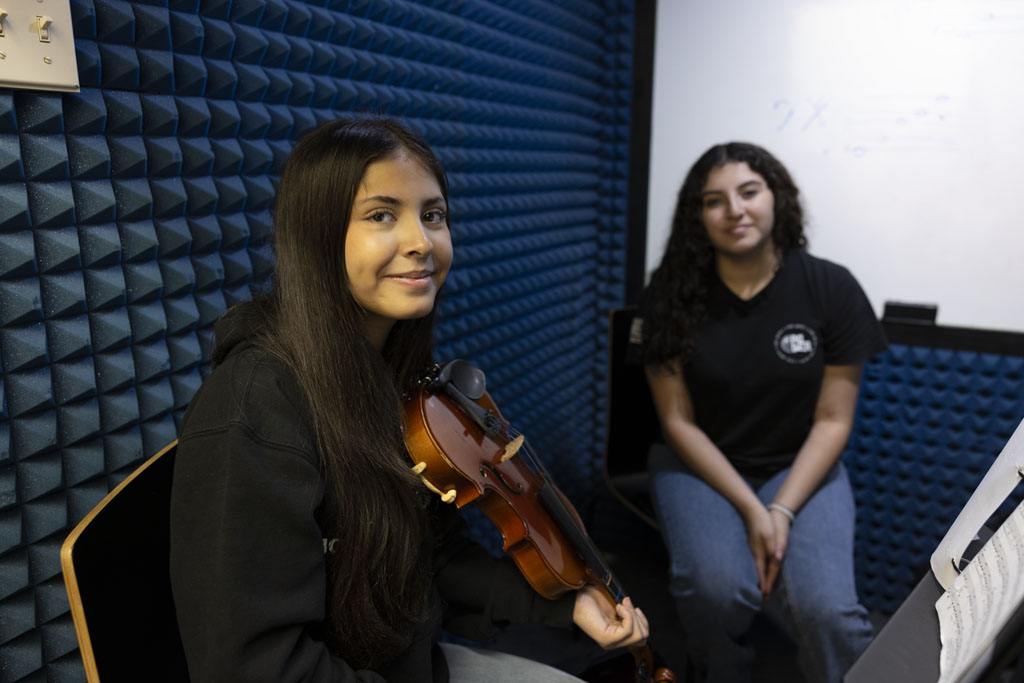 Student taking private violin lesson at St John Music in San Antonio